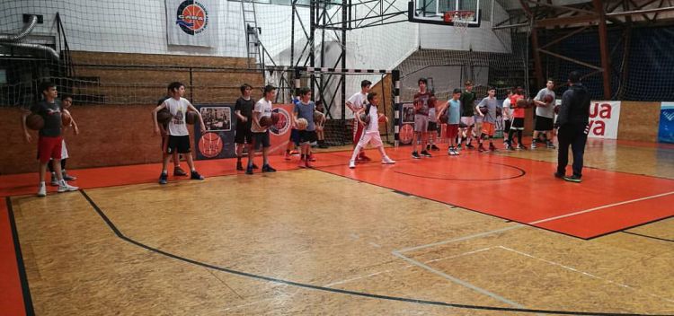 mladji pioniri polovicni  košarkaški klub sava